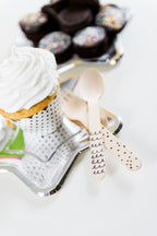 Koka galda piederumi ar melniem akcentiem (x18)