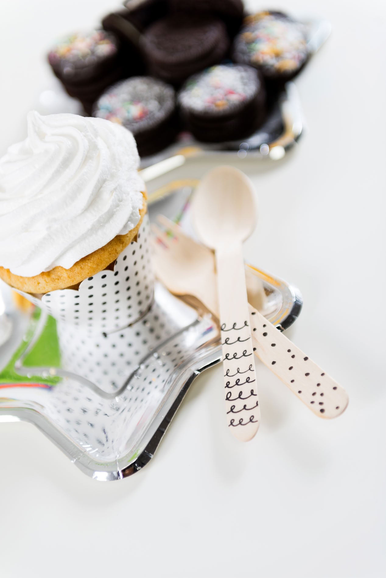 Koka galda piederumi ar melniem akcentiem (x18)